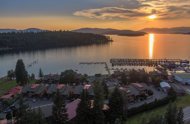 Lakefront - 3 Bedroom