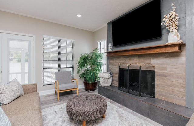 Lakefront 3BR | 2 Car Garage | Pet Friendly