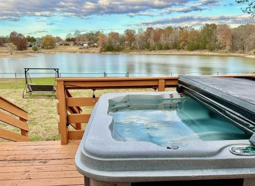 Lakefront 3BR Cozy House with BBQ & Hot Tub