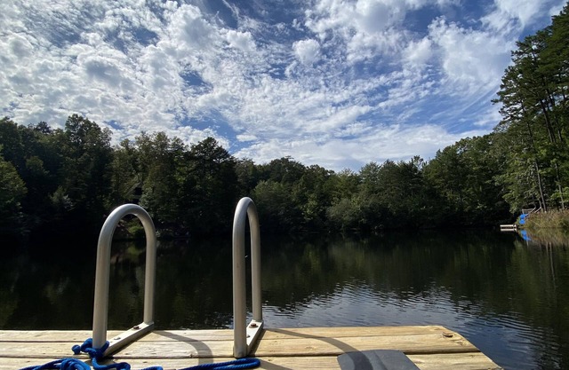 LAKEFRONT 3BR, PET FRIENDLY, HOT TUB, FIREPIT, OUTDOOR BAR, DOCKS, FISHING. FUN!