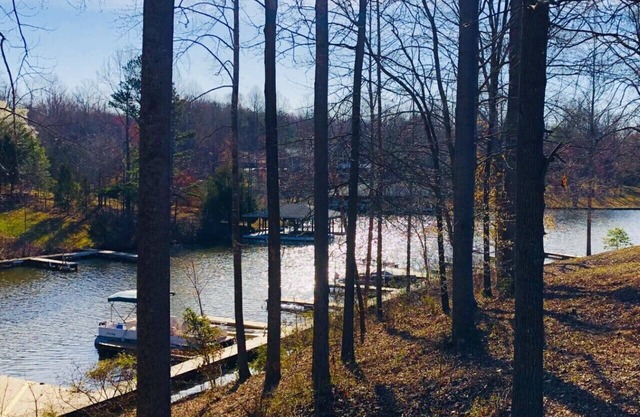 Lakefront 4 BR, 4 BA & GAME ROOM