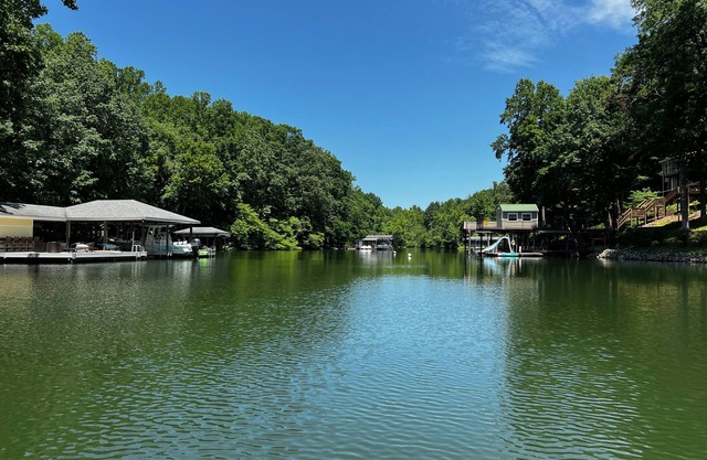 Lakefront 4BR, Private Dock, Fire Pit, Internet, Kayaks, game room, quiet coven