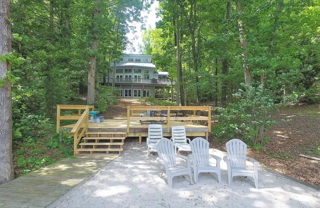 Lakefront 5 bedroom pet-friendly home on Lake Anna w/game room, hot tub & beach