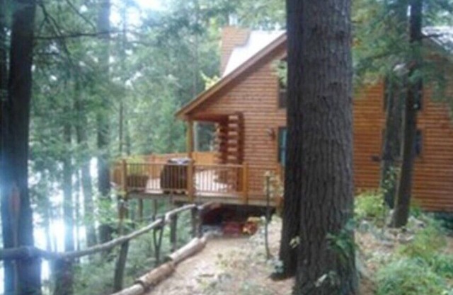 Lakefront 5-bedroom+loft cabin w/WiFi, AC near Chestertown in Adirondack Park.