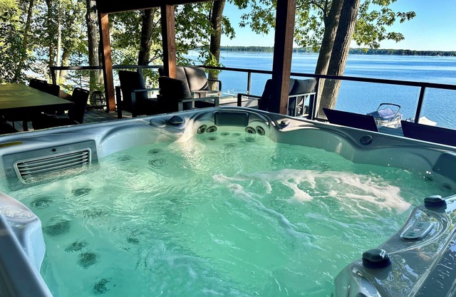 Lakefront 5BR/3BA. Dock, Kayaks, Hot Tub & Games!