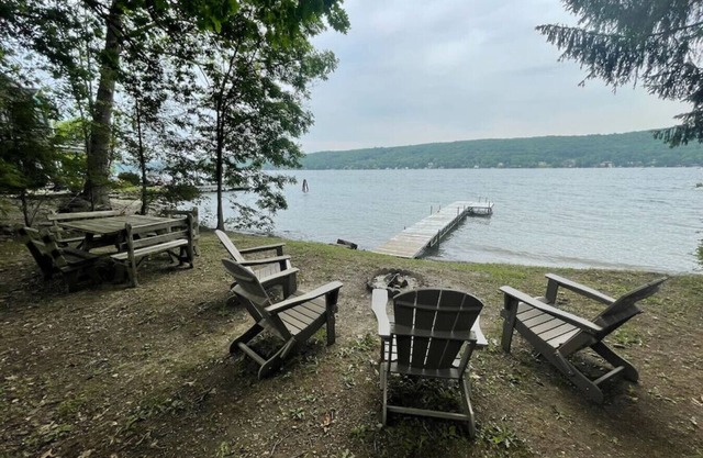 Lakefront 5BR Cottage on Keuka Lake w/Firepit