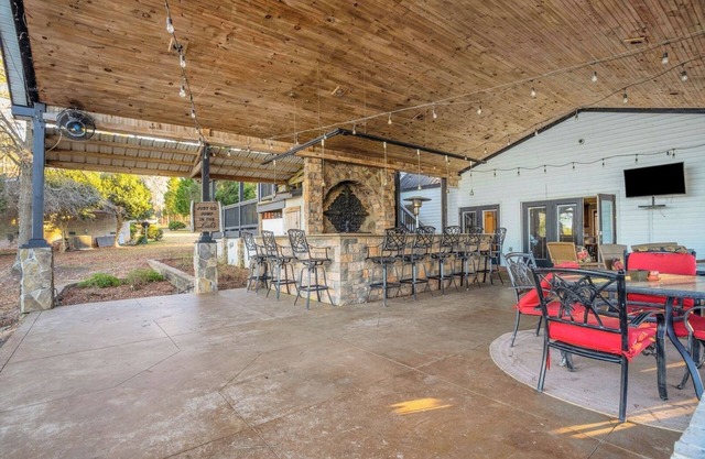Lakefront 5BR w/Patio and Grill – Sleeps 12