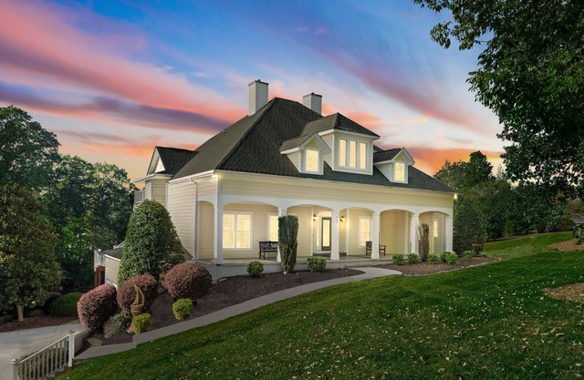 Lakefront 6BDR, Priv Dock, Game Room, Firepit | Jake's Lake House by Avantstay