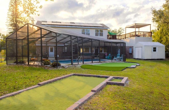 Lakefront 7 Bedroom Duplex, Pool, Boat, and Hottub