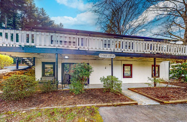Lakefront apartment with on-site pool, tennis, grill, & patio - dog-friendly