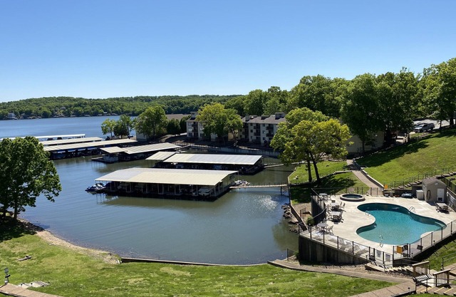 Lakefront! Bright & Airy Condo w/2 Pools, 2 Hot Tubs & Dock Access