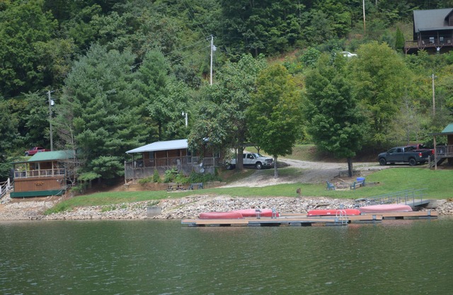Lakefront Bungalow, NEW BOAT DOCK, Hot Tub, Firepit