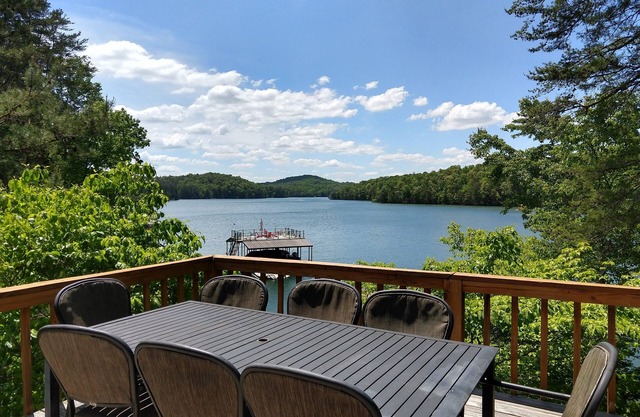 Lakefront Cabin - Dock, Kayaks, Hot Tub, Game room, 2 King Beds