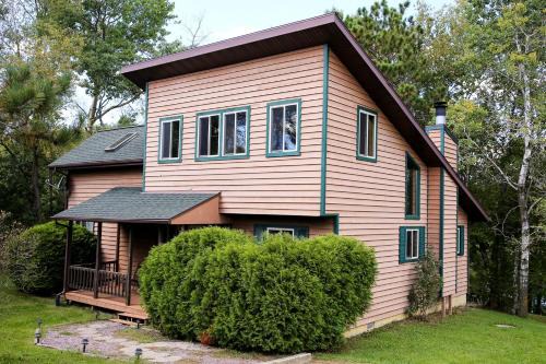 Lakefront Cabin Rental with a Paddle Boat near Wisconsin Dells, Wisconsin