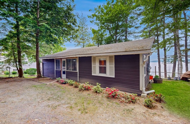 Lakefront cabin with deck, gas grill, kayaks, fireplace, & quick beach access