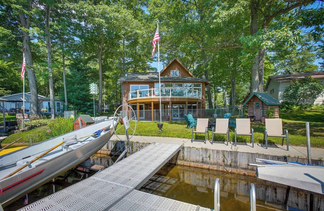 Lakefront Cadillac Retreat w/Sauna + Boating!