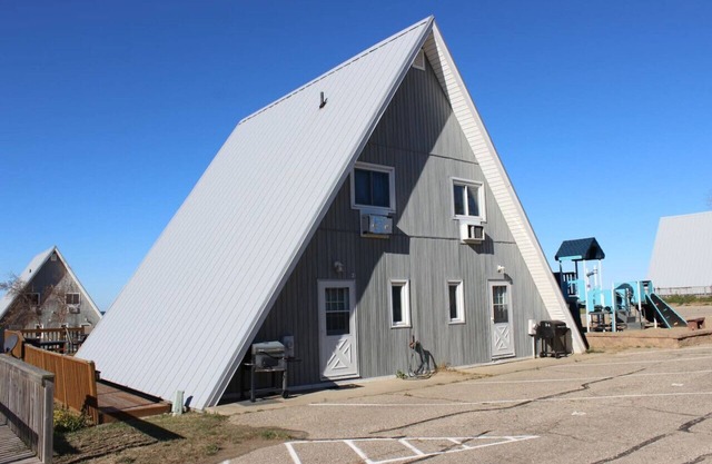 Lakefront Chalet #25 w/Beach Access, Pools, Sport Courts, Fishing Pond & more!