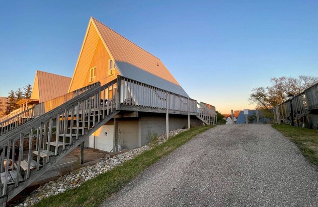 Lakefront Chalet #29 w/Beach Access, Pools, Sport Courts, Fishing Pond & more!