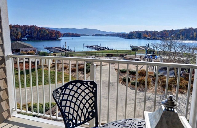 Lakefront Condo Resort, Amazing Lake & Mountain Views + Abundant Amenities