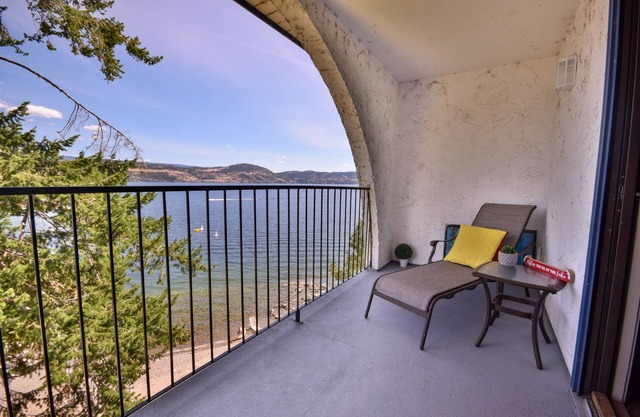 Lakefront Condo Sleeps up to 4