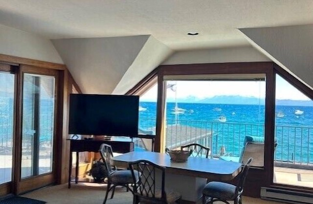 Lakefront condo with amazing panoramic lake views! Steps to beach