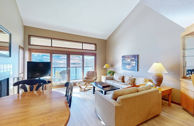 Lakefront Condo with WiFi - Dock Features Shared Hot Tub & Pool