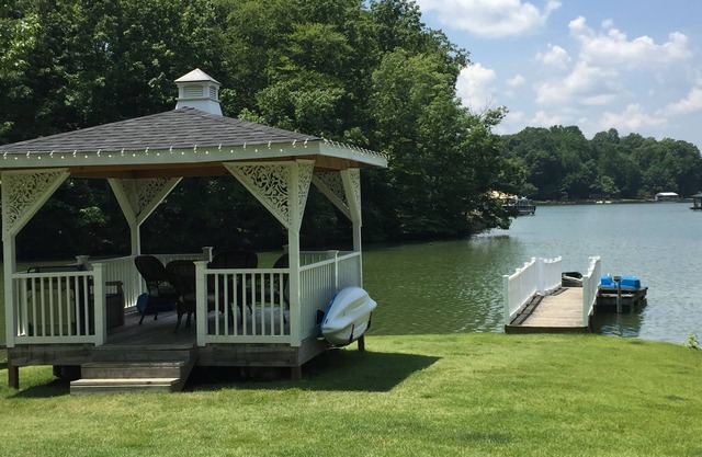 Lakefront Cottage on a Quiet Cove plus Kayaks, Canoe & Pedal Boat