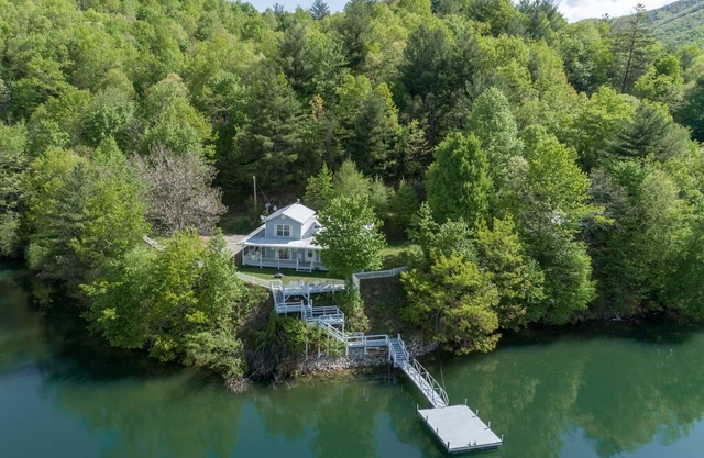 Lakefront Cottage - Spacious House w/Private Dock on Lake Nantahala