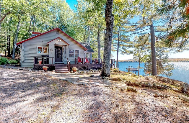 Lakefront cottage w/beautiful views, furnished deck & cozy atmosphere