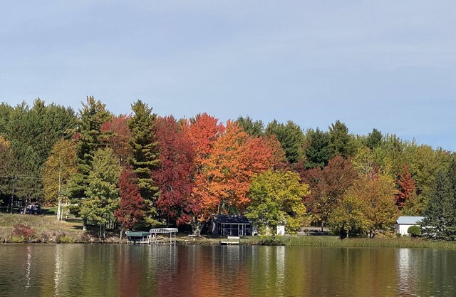 Lakefront cottage w/convenient access to restaurants, atv and snowmobile trails