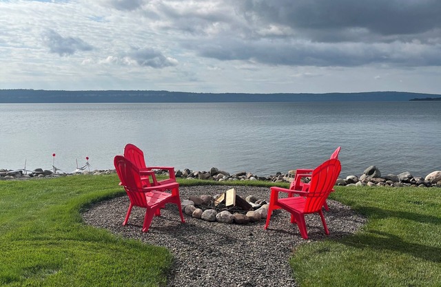 Lakefront cozy cottage on beautiful Lake Superior. Close to hiking and skiing.