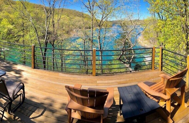 Lakefront Eureka Springs House, Make Lake Memories