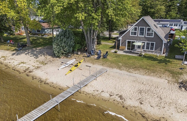 Lakefront - Fall Colors Family Getaway with Dock!