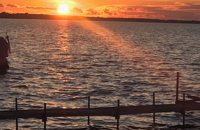 Lakefront - Fall Colors Family Getaway with Dock!