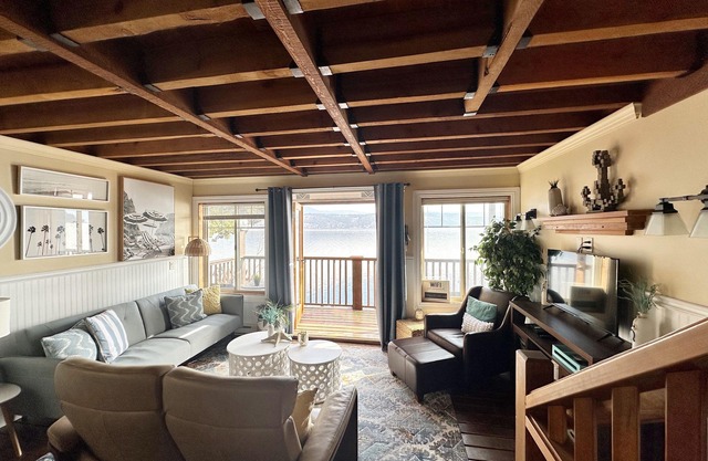 Lakefront family Cottage Available 2024 outdoor space and Private Buoy