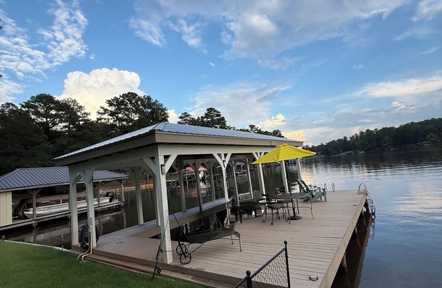 LAKEFRONT FAMILY HAVEN, FALL FOOTBALL VIBES, PEACEFUL, FIRE PIT, PRIVATE DOCK!