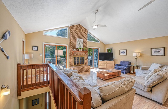 Lakefront family home in gated community with swimming area & dock - dogs OK