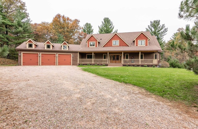 LAKEFRONT FAMILY RETREAT ON THE EASTERN SIDE OF CASTLE ROCK LAKE - PET FRIENDLY