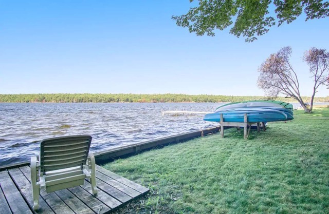 Lakefront Family Retreat w/kayaks, near Lake MI!