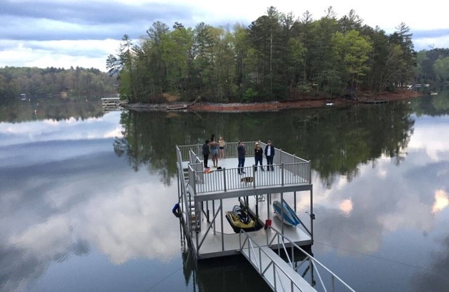 Lakefront Gem, Mtn views, dock + HOT TUB