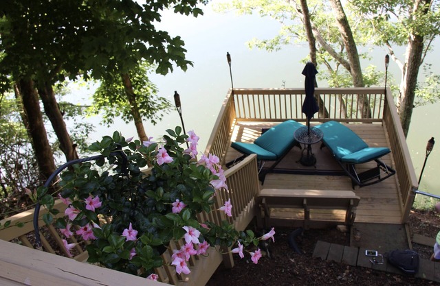 LAKEFRONT HEAVEN. PRIVATE AND SECLUDED. LAKEFRONT