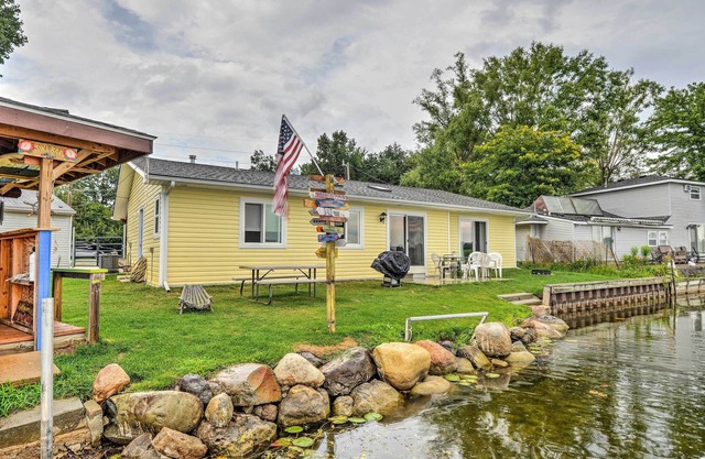 Lakefront Home: Private Bar, BBQ, & Fire Pit!