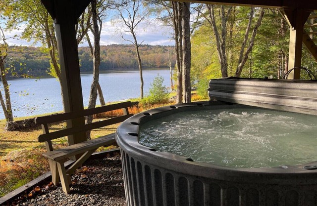 Lakefront Home - Hot Tub, Fire Place, Sleeps 12