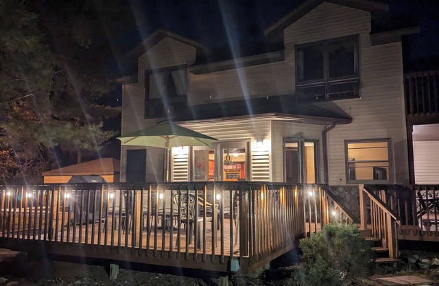 LAKEFRONT HOME ON CASTLE ROCK LAKE WITH PRIVATE PIER - PET FRIENDLY