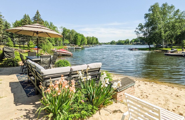 Lakefront Home w/big yard and breathtaking views