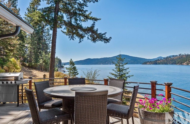 Lakefront Home w/Private Dock—Fire Table, Fireplace, Stunning Views, Kayaks & Near Gozzer!