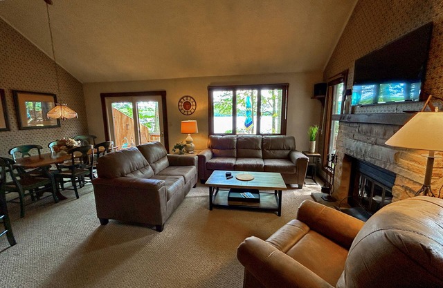 Lakefront home with private deck, on-site pool, tennis & volleyball court