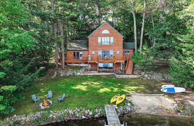 Lakefront home with amazing sunrise & sunset views, game tables & water toys