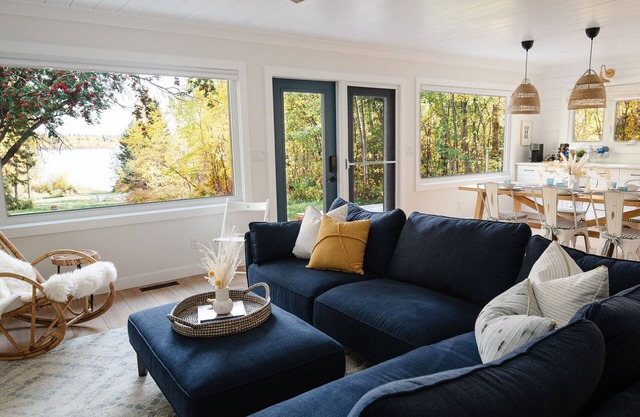 Lakefront home with stunning sunrise view, King bed - a nature lover's paradise