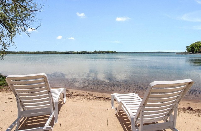 Lakefront house on beautiful Elk Lake - Pontoon Availablen